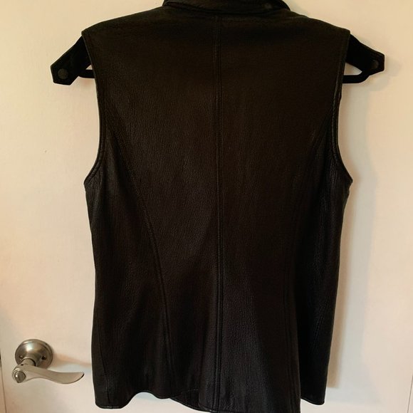 Leather vest with detachable Cape by BCBGMaxazra - Picture 5 of 6